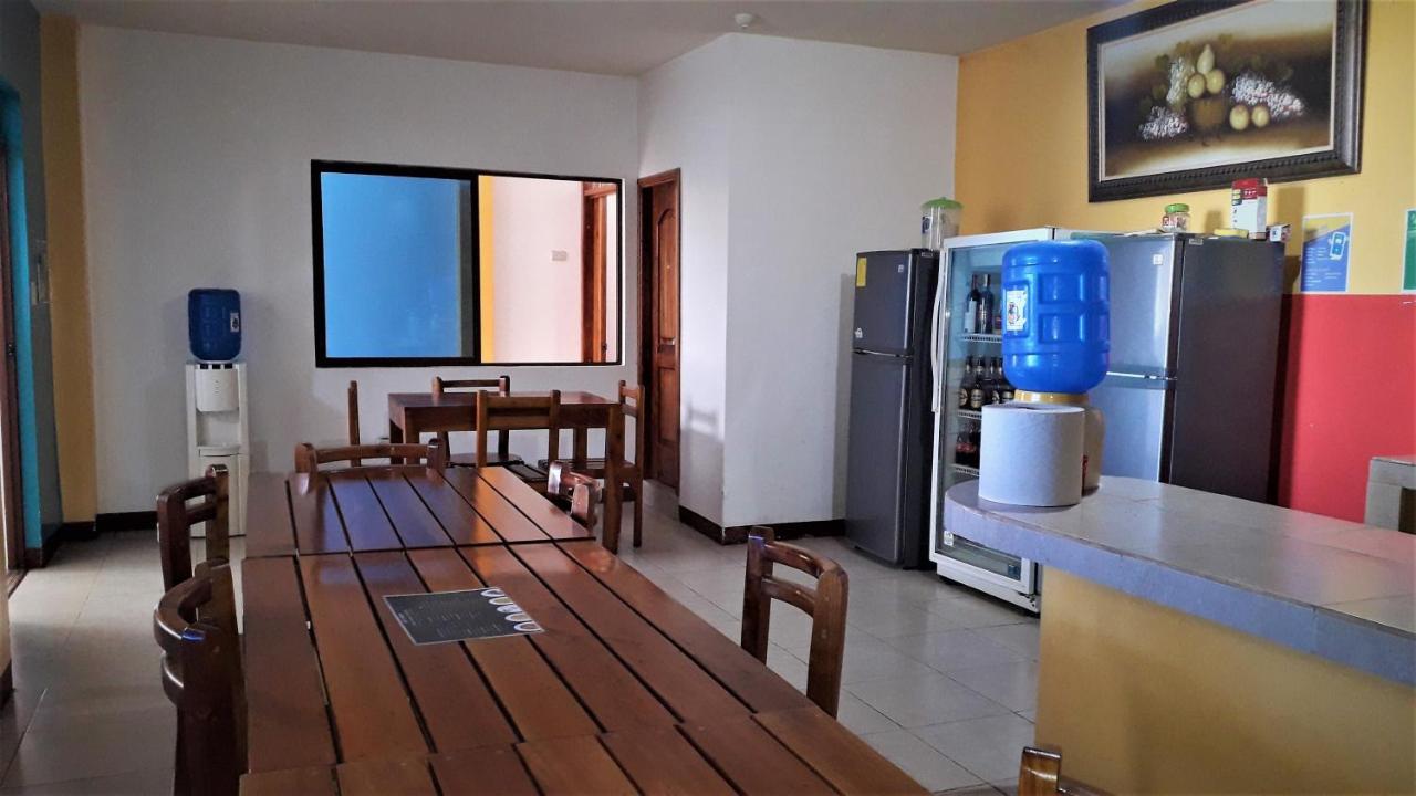 Hostal El Pinzon Puerto Ayora  Exteriör bild