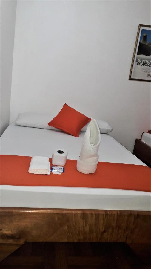 Hostal El Pinzon Puerto Ayora  Exteriör bild
