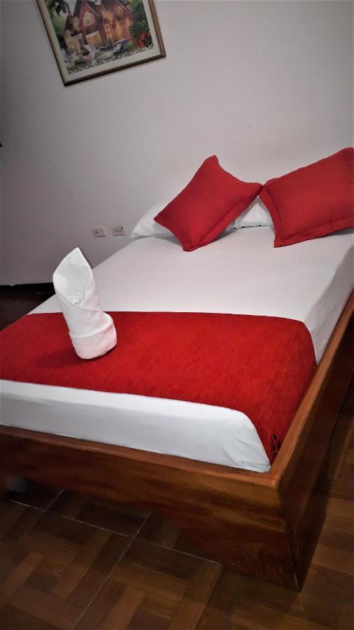 Hostal El Pinzon Puerto Ayora  Exteriör bild