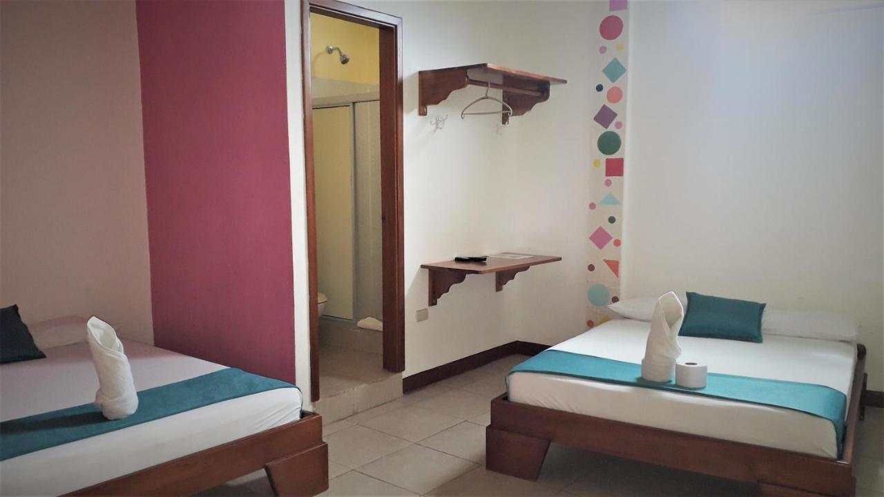 Hostal El Pinzon Puerto Ayora  Exteriör bild