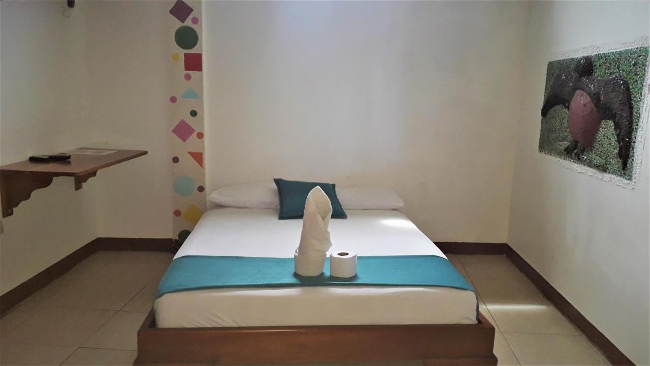 Hostal El Pinzon Puerto Ayora  Exteriör bild