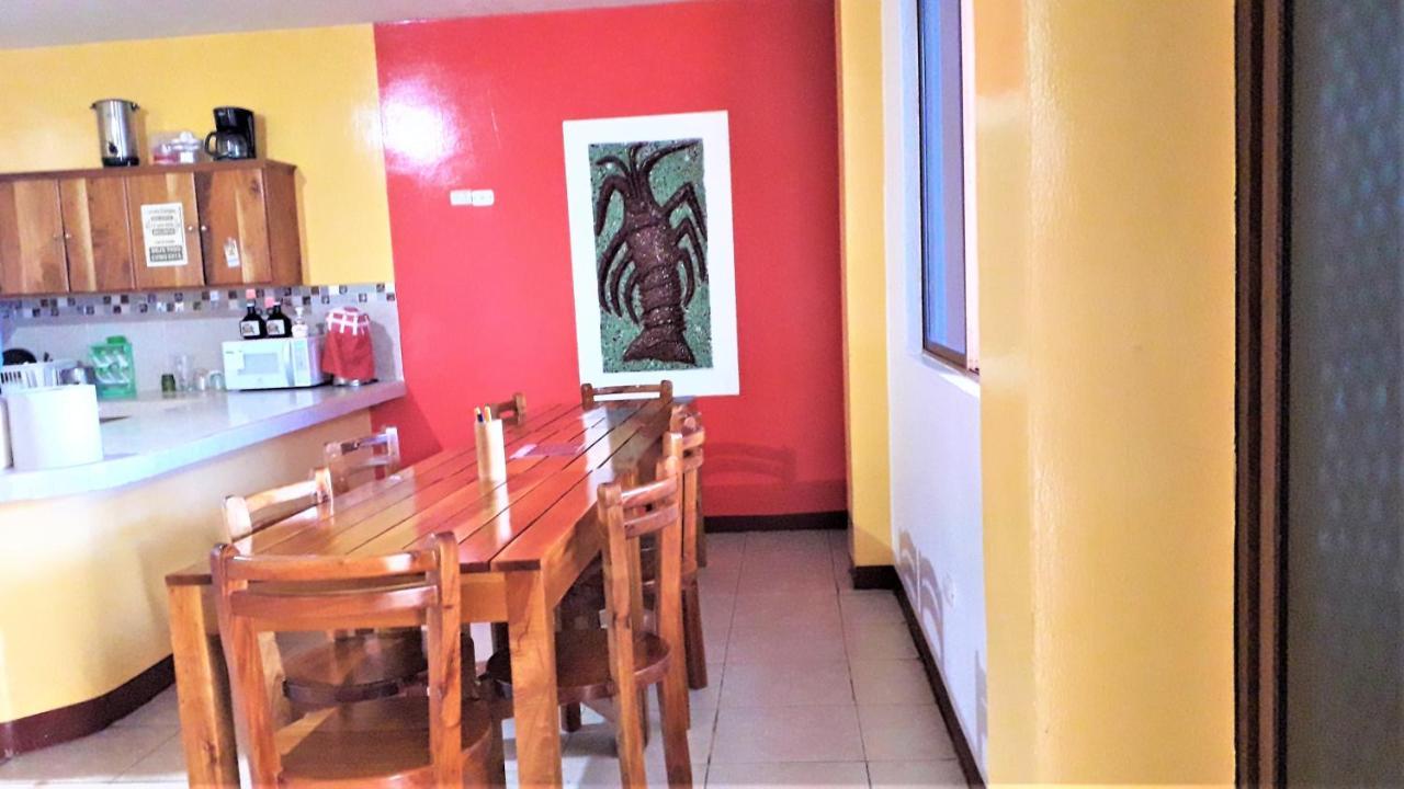 Hostal El Pinzon Puerto Ayora  Exteriör bild