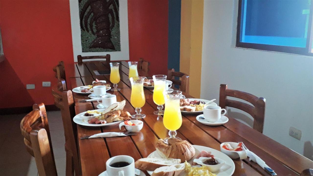 Hostal El Pinzon Puerto Ayora  Exteriör bild