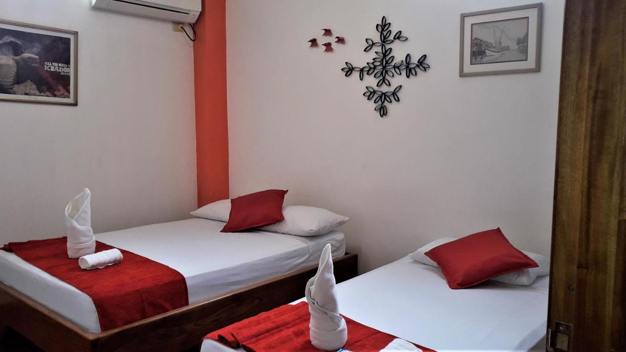 Hostal El Pinzon Puerto Ayora  Exteriör bild