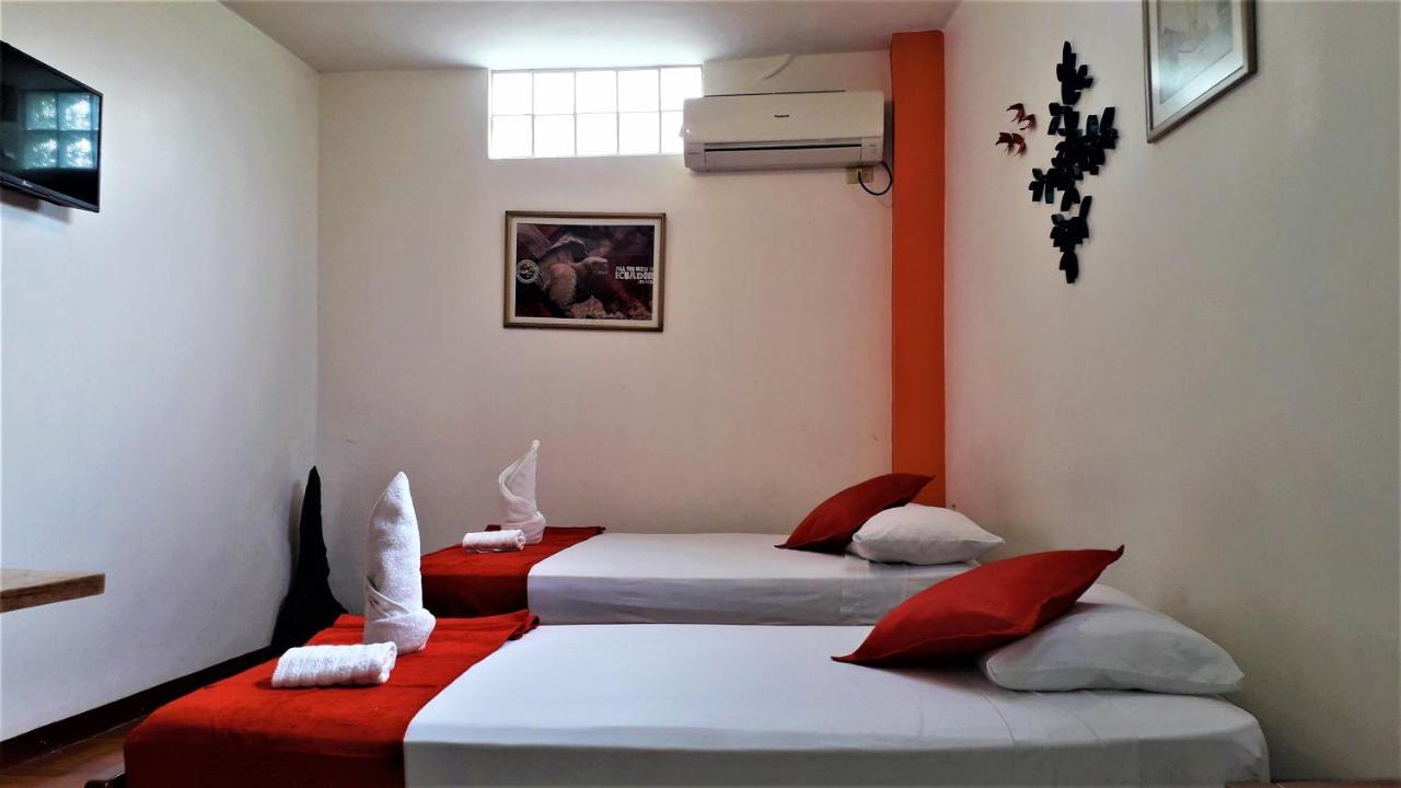 Hostal El Pinzon Puerto Ayora  Exteriör bild