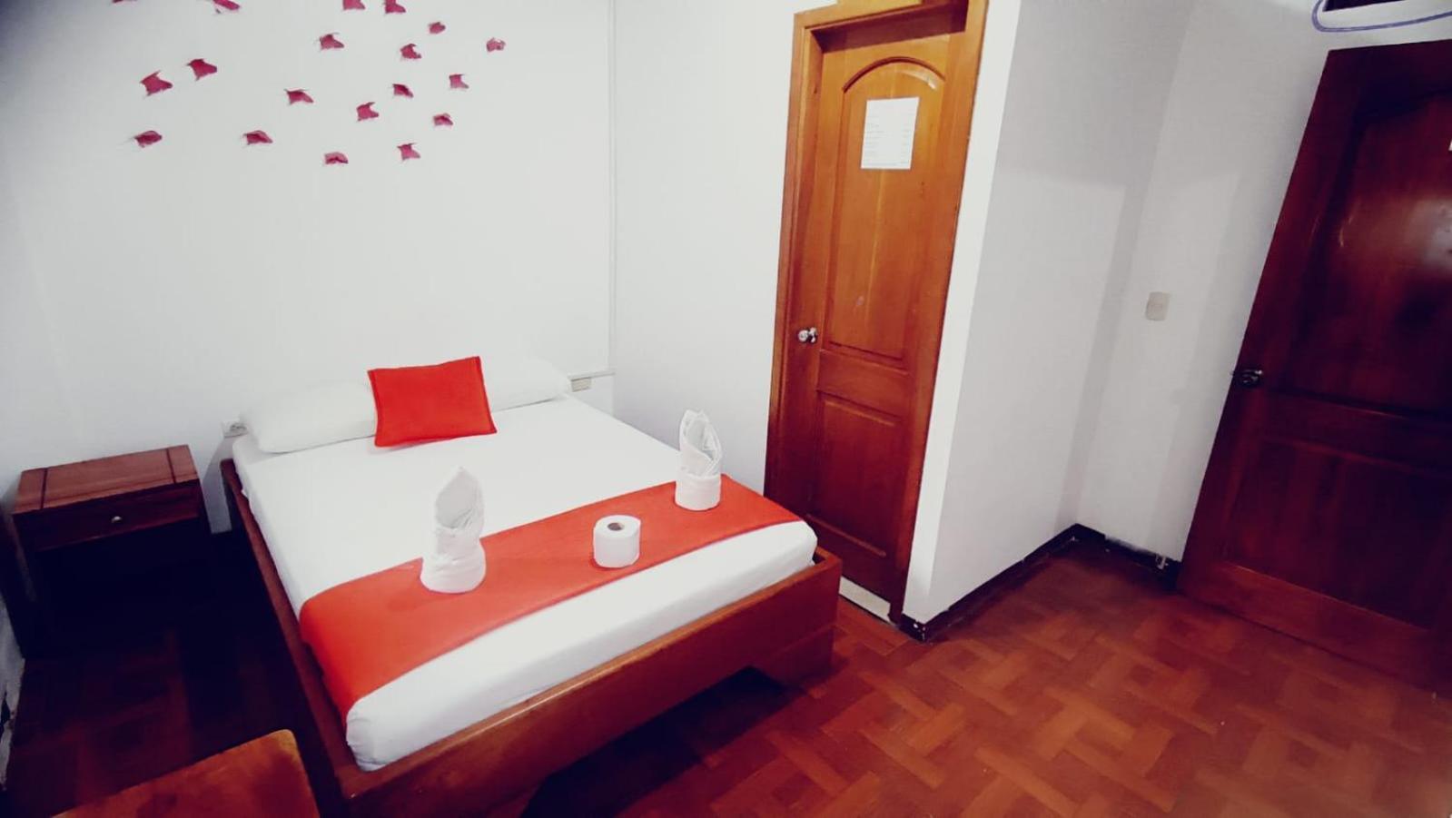 Hostal El Pinzon Puerto Ayora  Exteriör bild