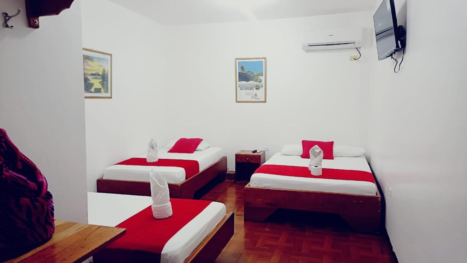 Hostal El Pinzon Puerto Ayora  Exteriör bild