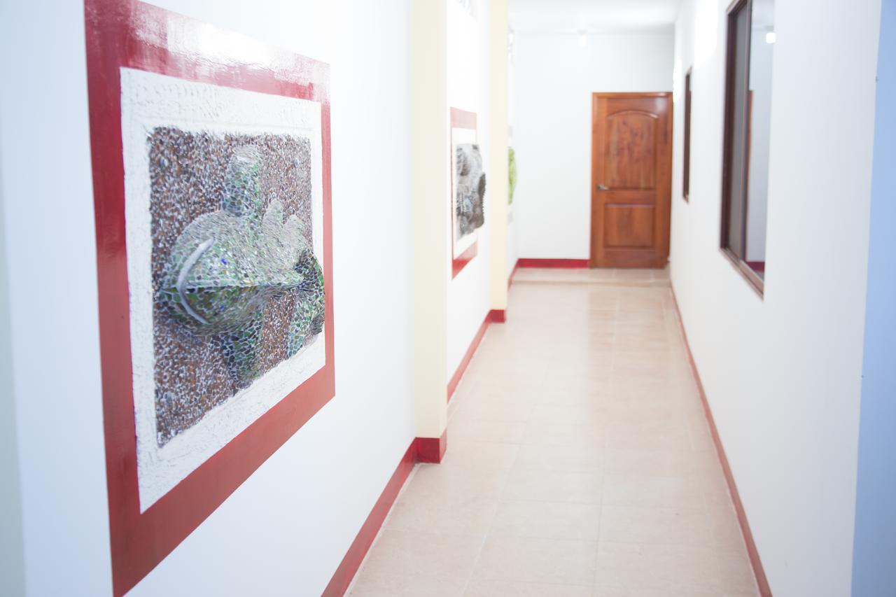 Hostal El Pinzon Puerto Ayora  Exteriör bild