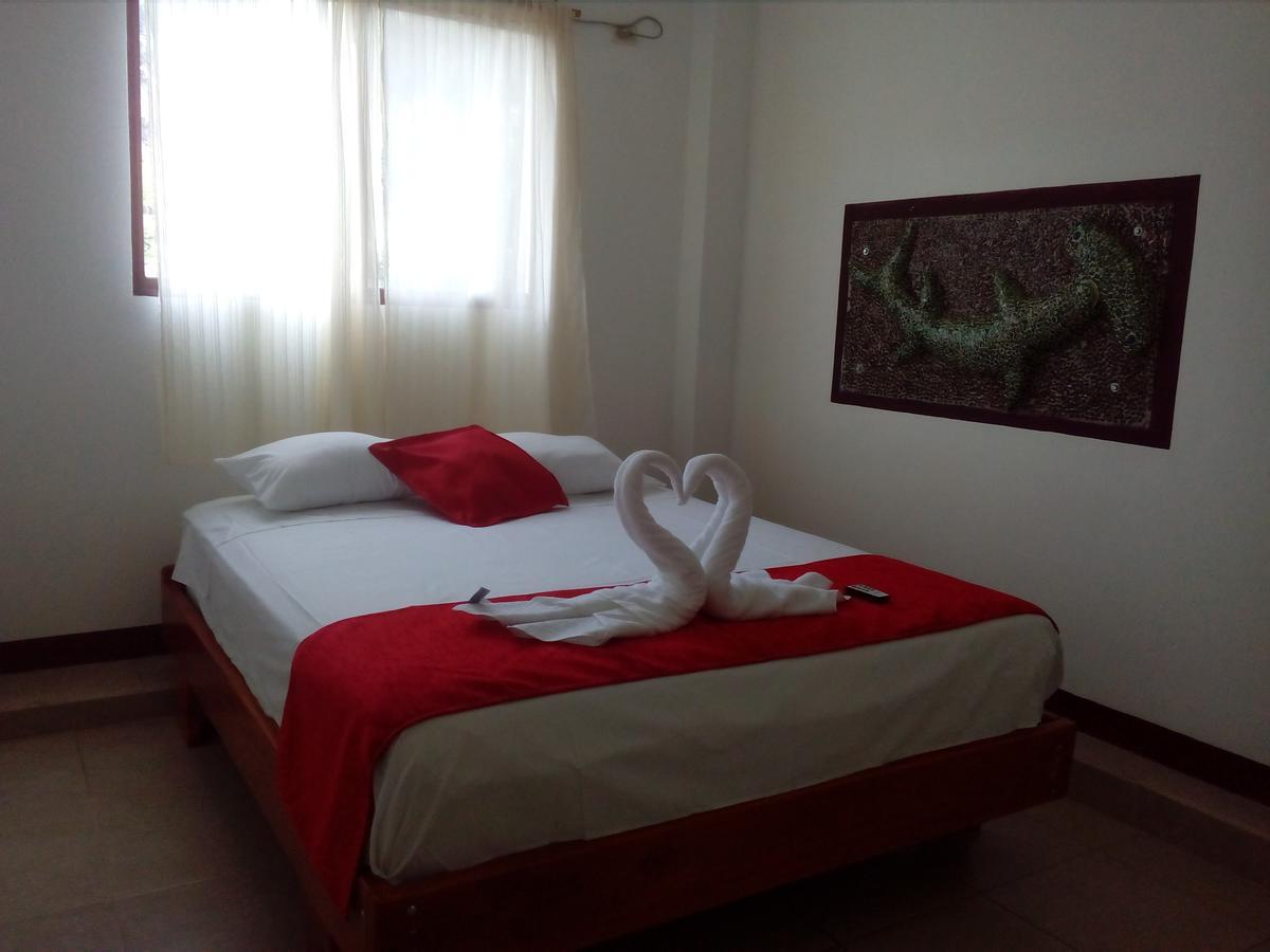 Hostal El Pinzon Puerto Ayora  Exteriör bild