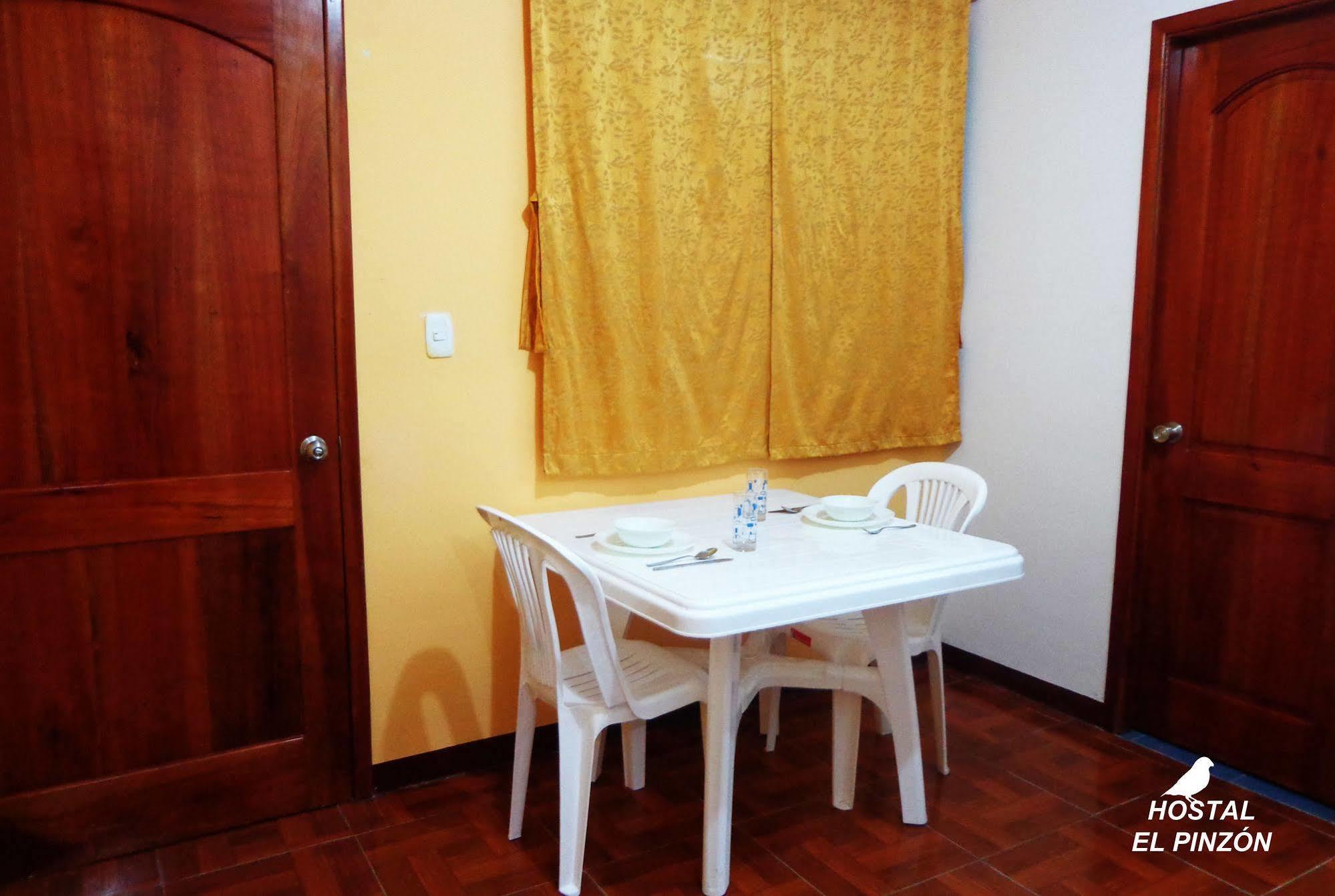 Hostal El Pinzon Puerto Ayora  Exteriör bild
