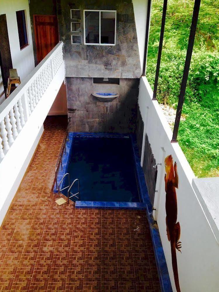 Hostal El Pinzon Puerto Ayora  Exteriör bild
